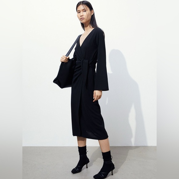 H&M Dresses & Skirts - H&M midi black wrap dress size small